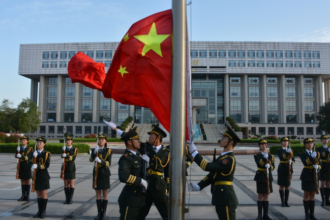 校（院）举行“国旗下的思政课”全民国防教育日主题升旗仪式