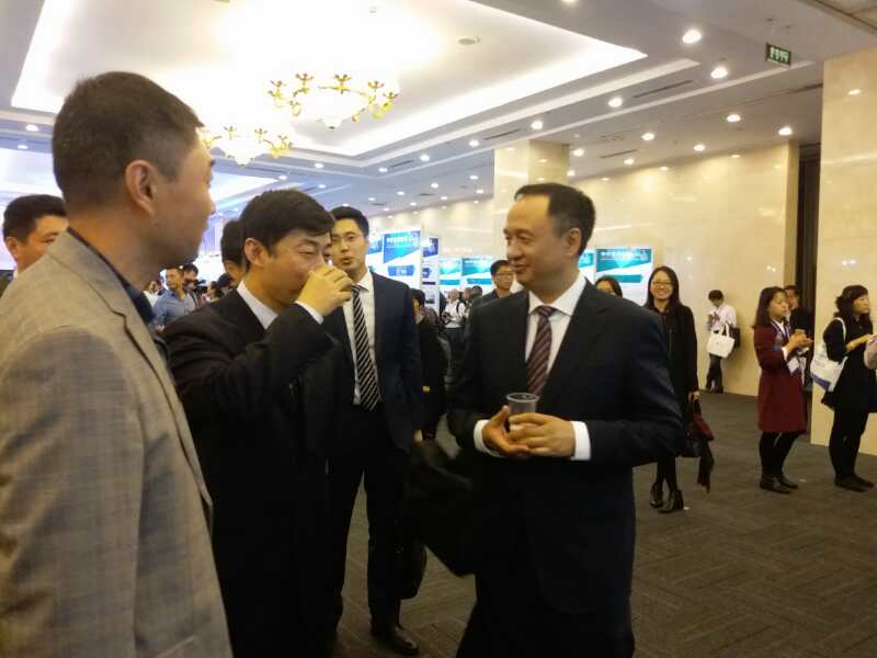 图为教育部国际司许涛司长（右一）与中国教育国际交流协会生建学秘书长（中）共赏齐鲁工业大学精酿啤酒